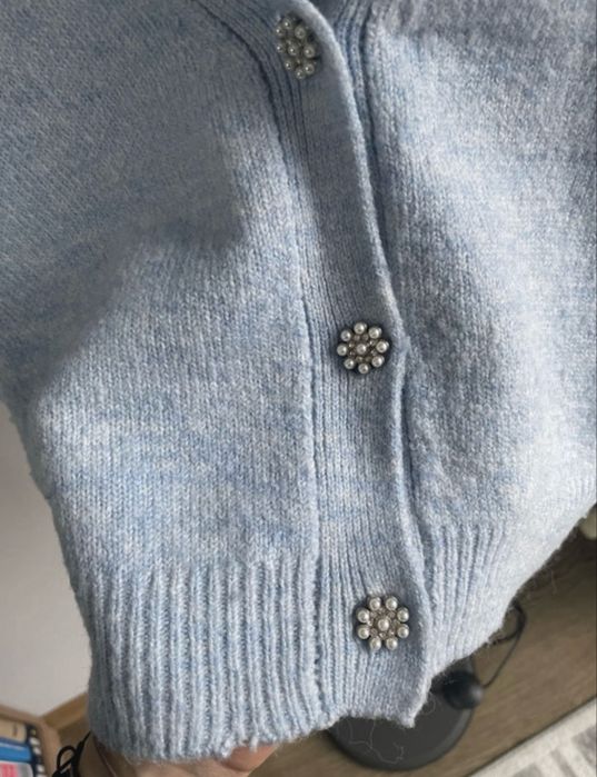 Śliczny błękitny sweterek