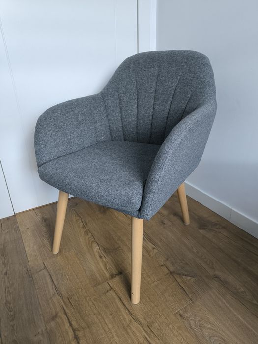 Ciemno szary fotel Ikea Bastdal