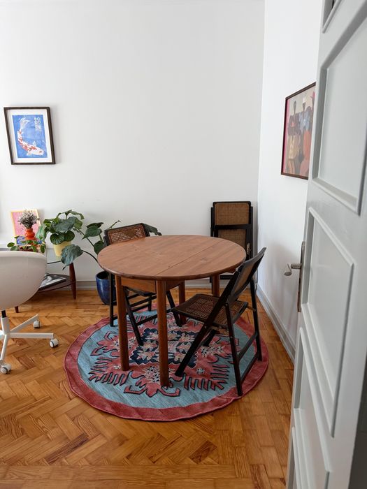 Mesa sala redonda, em madeira