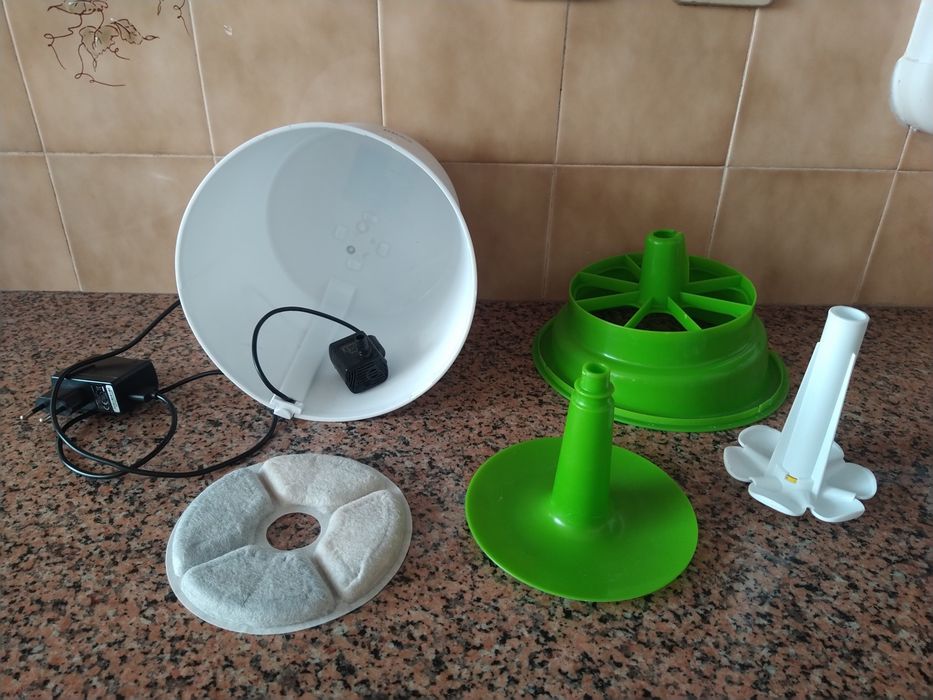 Bebedouro para gatos e cães com filtro casa quarto apartamento vivenda escritório gabinete carro cozinha.
