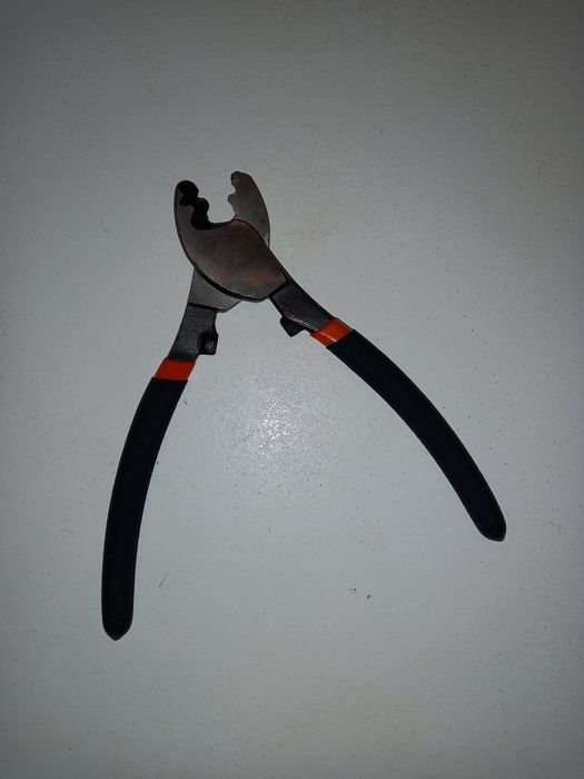 Tesoura de cortar cabos