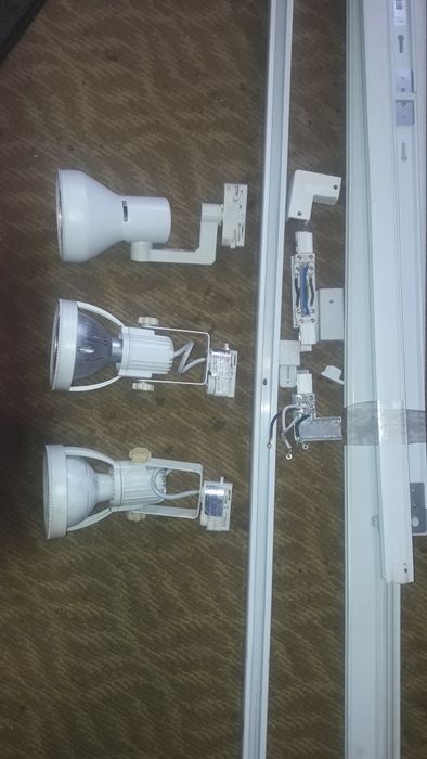 Трекові 3х фазні накладні світільніки.