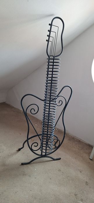 Mesa de centro, candelabro com jarra e porta cd's.