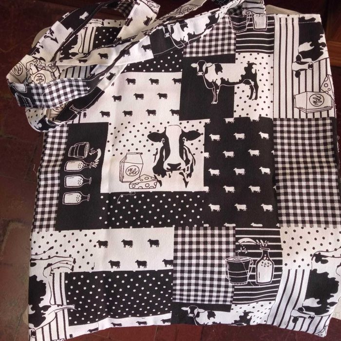 Sacos em pano decorados com vários motivos. Peças artesanais.