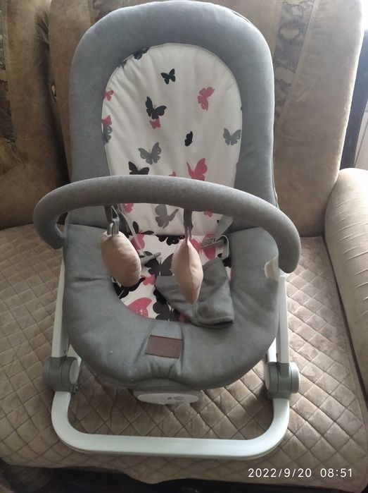 Продам дитячу качалку для маленьких є музика і у хорошому стані