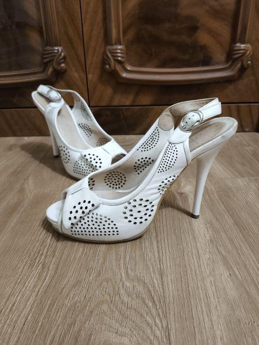 Шкіряні лаковані та перфоровані босоніжки Pollini Miraton 36 розмір