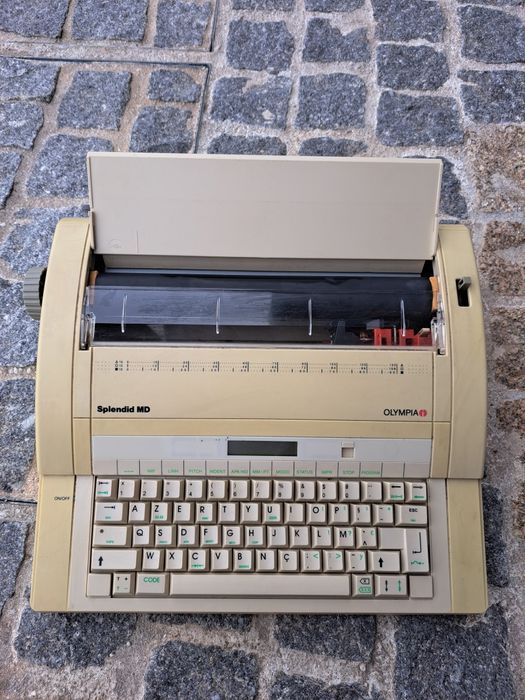 Máquina de escrever eletronica Olympia Splendid MD (vintage)
