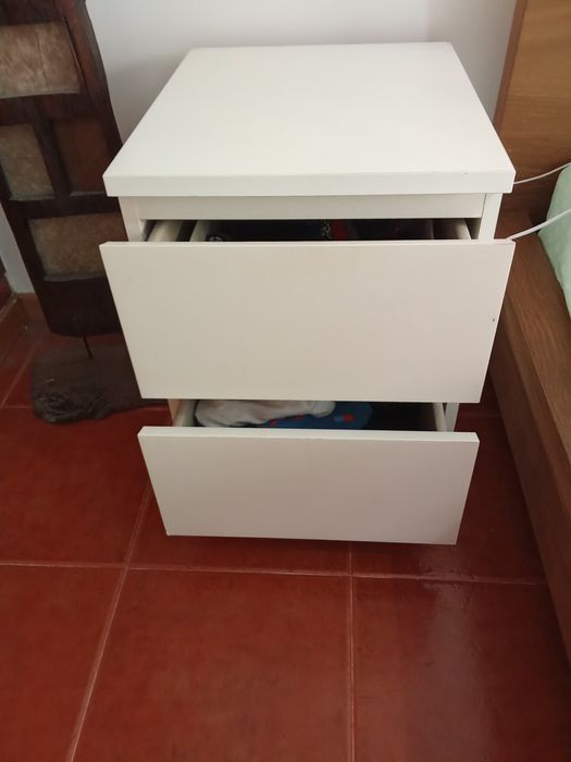 Vendo mesa cabeceira MALM