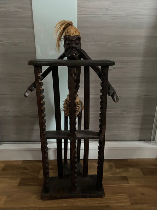 Drewniany afrykański rzeźbiony  stojak na płyty.