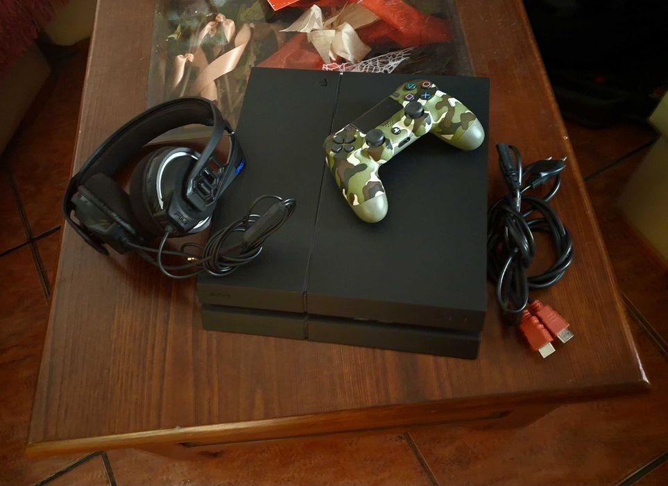 Vendo PS4 + Comando + Headset