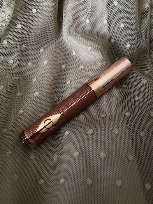 Nowy błyszczyk do ust Collagen Lip Bath Pillow Talk Charoltte Tilbury