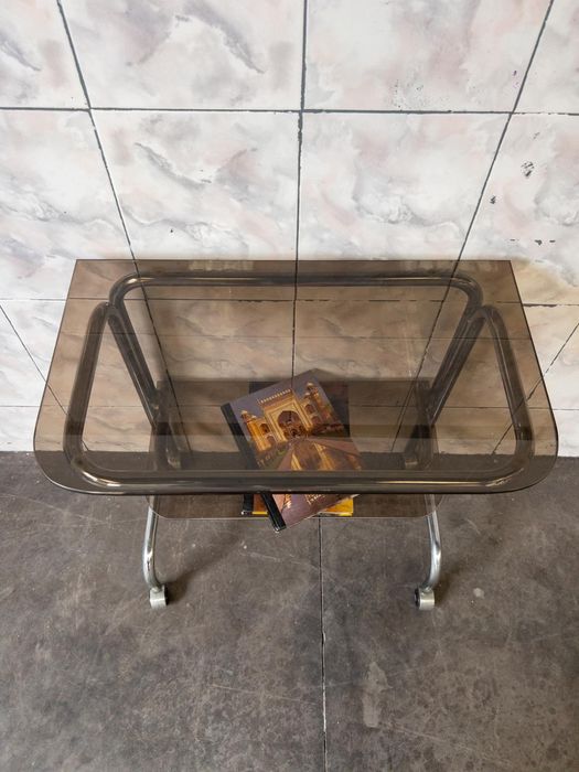 Mesa de apoio cromada e com rodas, dos anos 70.
