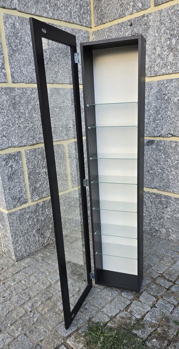 Armário com prateleiras de vidro e porta de vidro