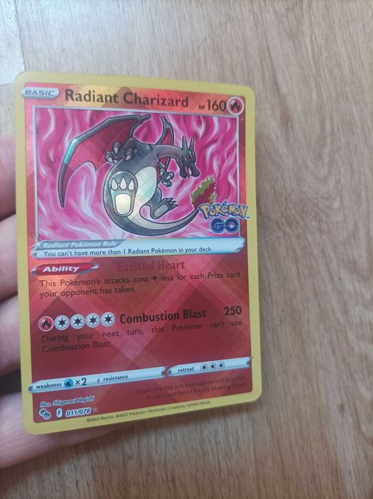 Carta de Pokémon: Charizard Radiante Shiny do Pokémon Go