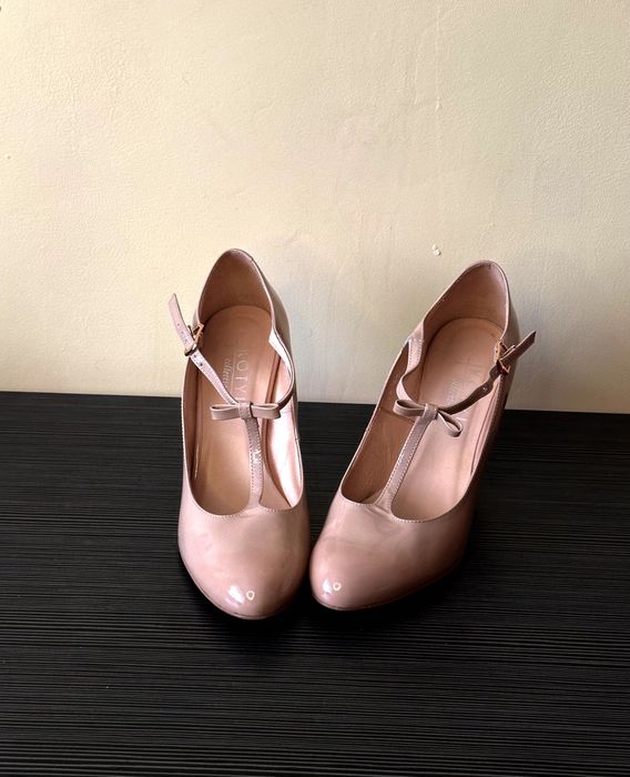 Лакові туфлі з ремінцем, на каблуку, колір беж.