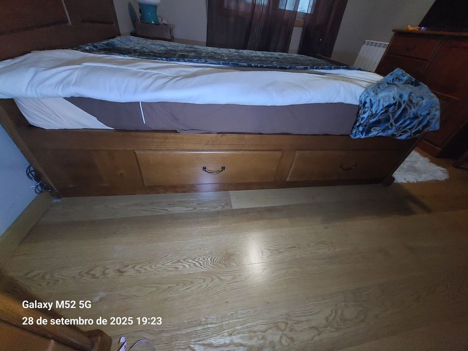 Cama em madeira sólida de carvalho