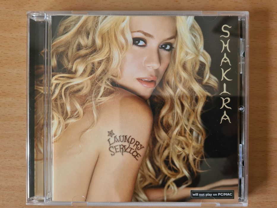 CD audio com o álbum musical "Laundry Service" da Shakira