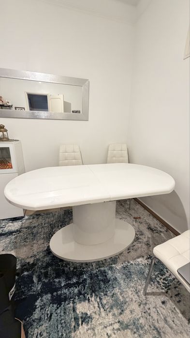Mesa de jantar oval branca