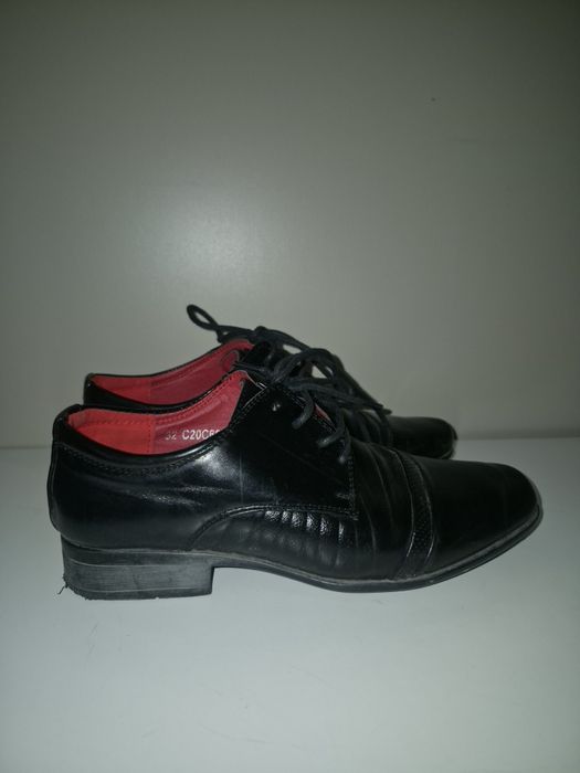 Buty chłopięce lakierki.