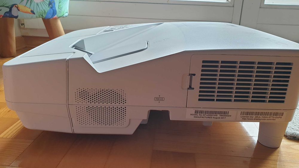 Projektor LCD NEC UM301W biały krótkoogniskowy idealny stan