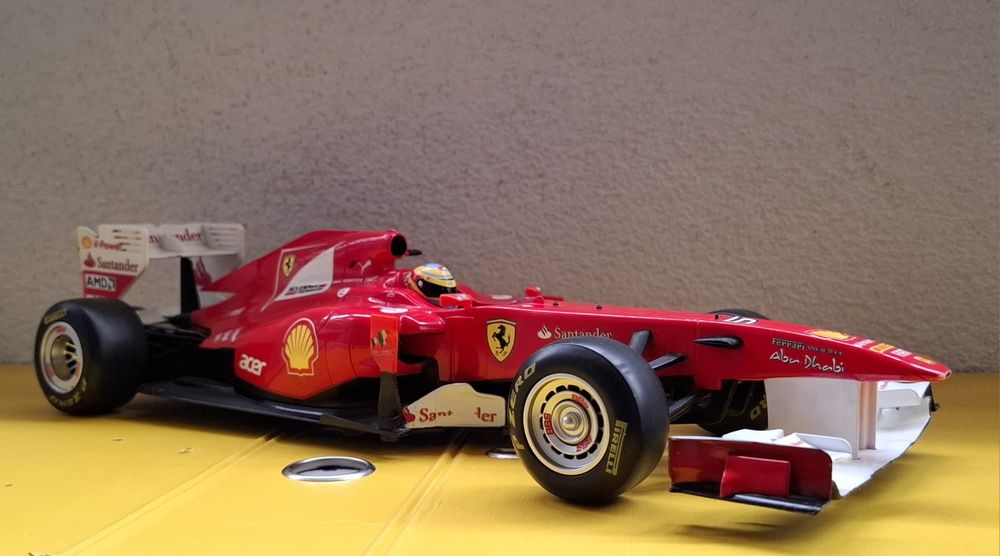 Bolid Ferrari F150 Fernando Alonso #5 Sezon 2011 / Skala 1/14 (37 cm)
