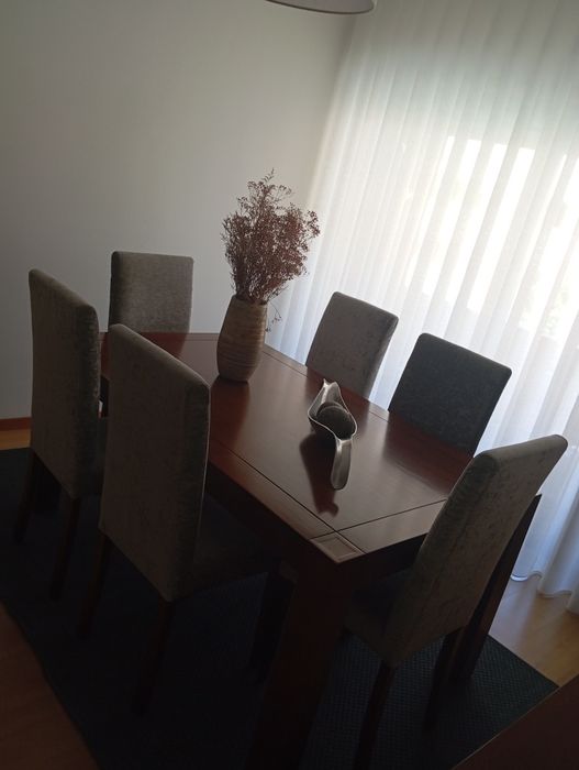 Mesa com 6 cadeiras