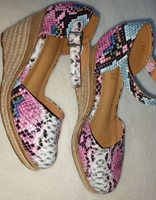 Buty na koturnie,  na obcasie.