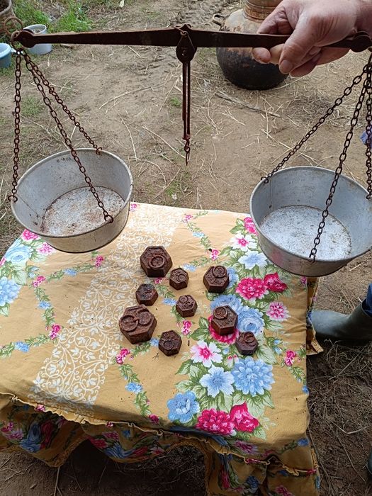 Balança antiga c/ pesos