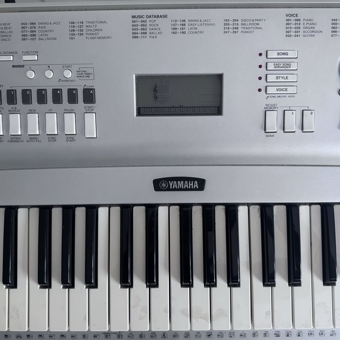 Teclado Yamaha DGX 220 Portable Grand