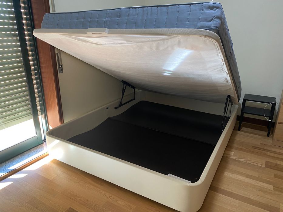 Cama IKEA KVITSÖY 1,60x2,00 com arrumação