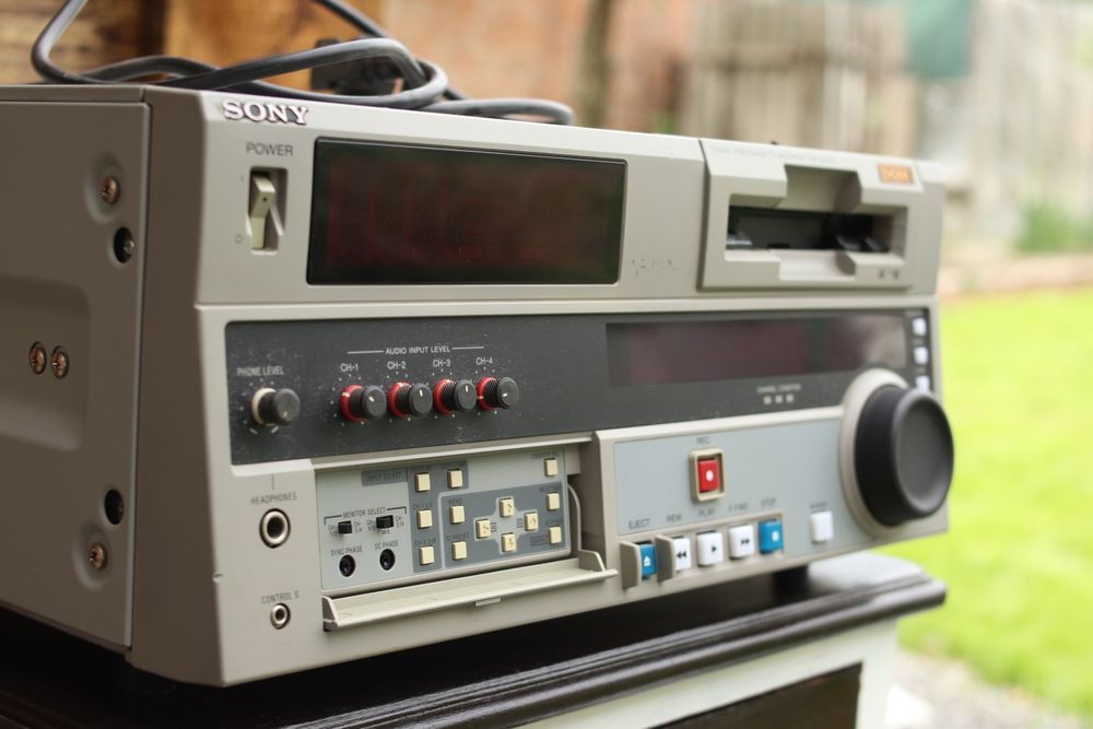 Продам видеомагнитофон, Sony DSR-1800 AP студийный.  MiniDV