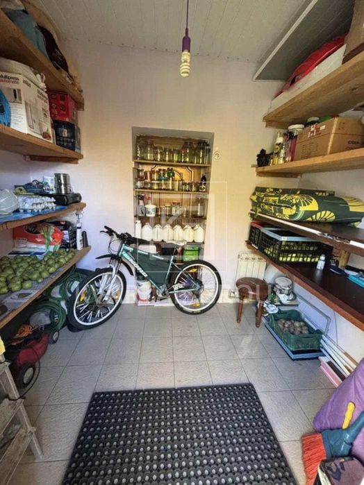 Будинок з ремонтом і ландшафтним дизайном у тихому районі!