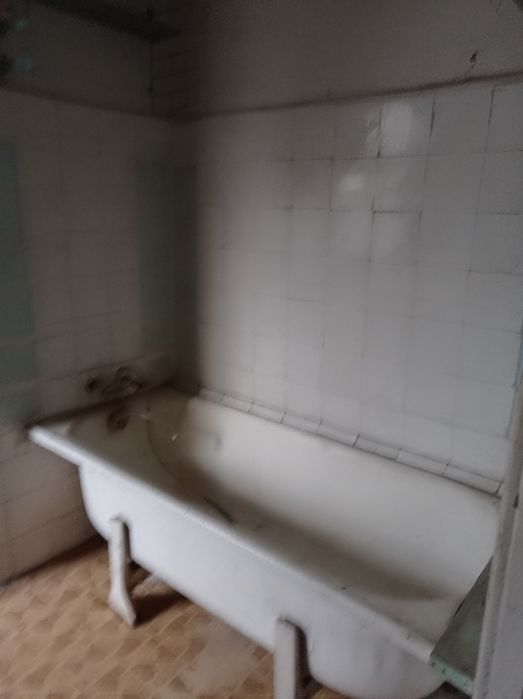 Частина будинку в центрі міста по вул Ревуцького . Окремий двір.