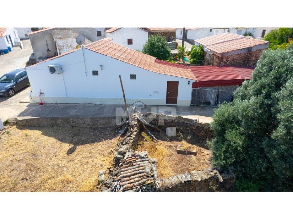 Moradia T2 com terreno em Martim Longo