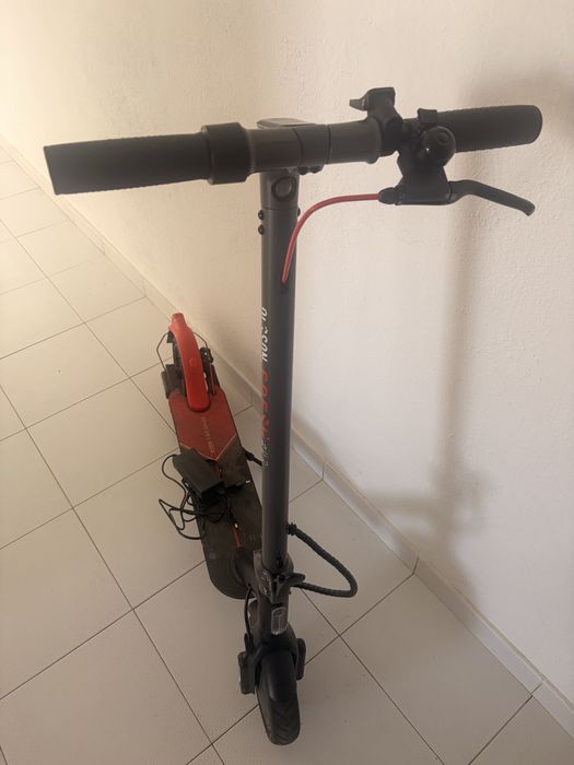 Trotinete Elétrica (para reparação) [OLSSON- fresh wild red] + Carregador semi-Novo