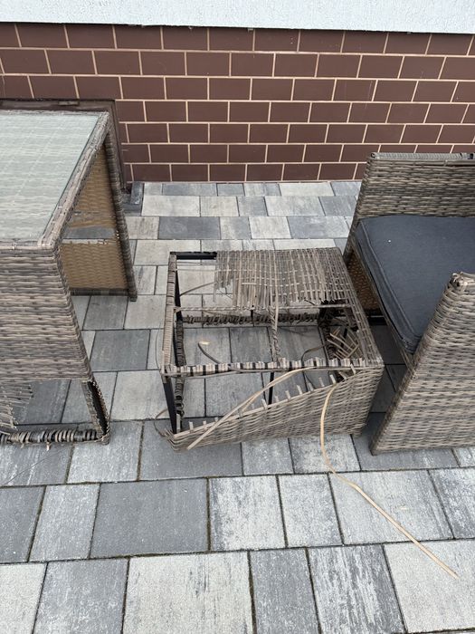 Meble rattanowe uszkodzone