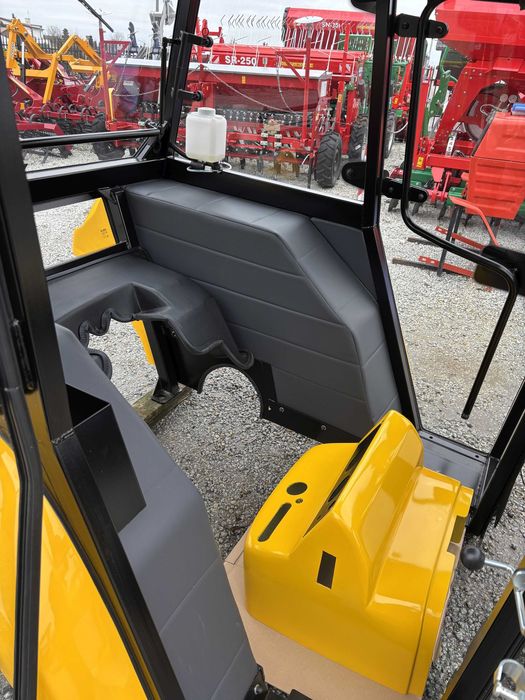Kabina C-360 z błotnikami BTW X 2023 Naglak maska 04 kolor żółty