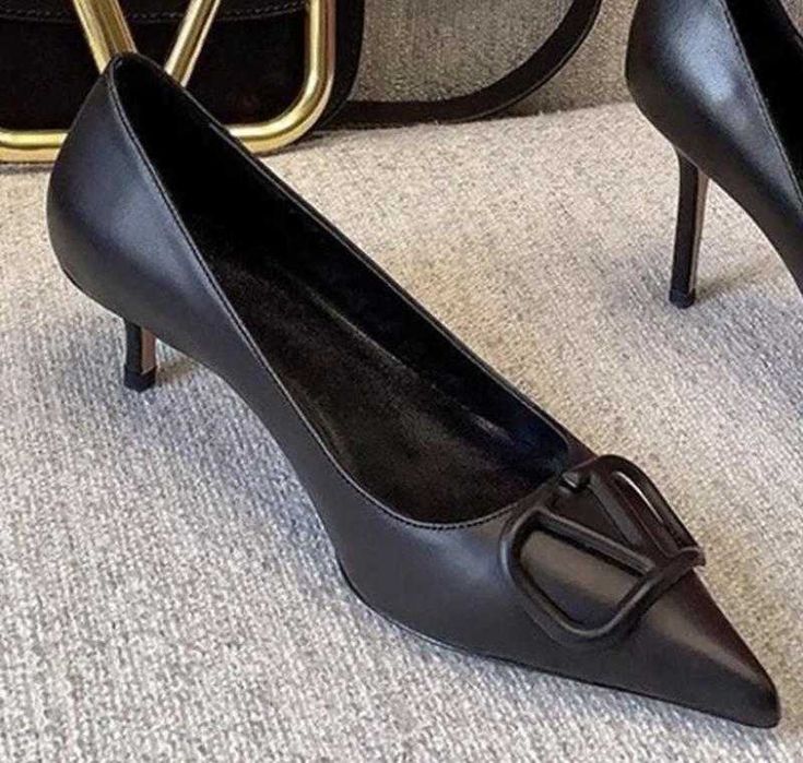 Класичні туфлі лодочки у стилі valentino
