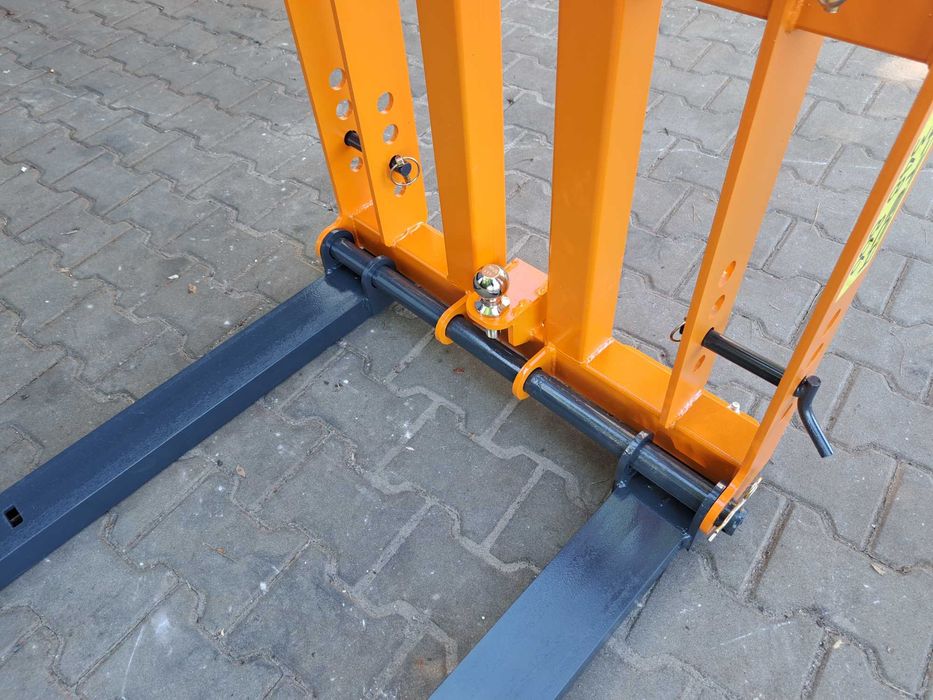 paleciak na tył ciągnika z regulacją szerokości i kulą zaczepową