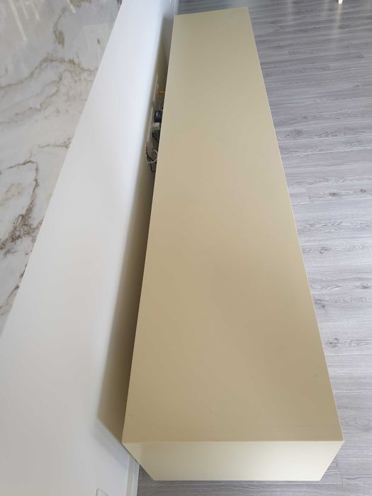 Móvel de TV de perfil baixo bege/creme mate com 2 portas de correr