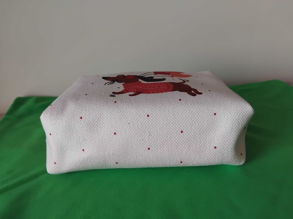 Necessaire com cão e corações