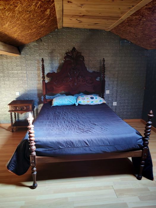 Cama de casal com colchão + mesa de cabeceira