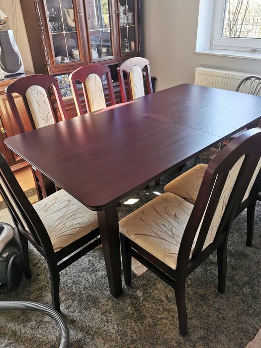 stół rozkładany , 8 krzeseł oraz witryna