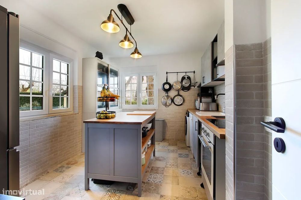Apartamento T3 Renovado c/ parqueamento em Rio de Mouro, Sintra