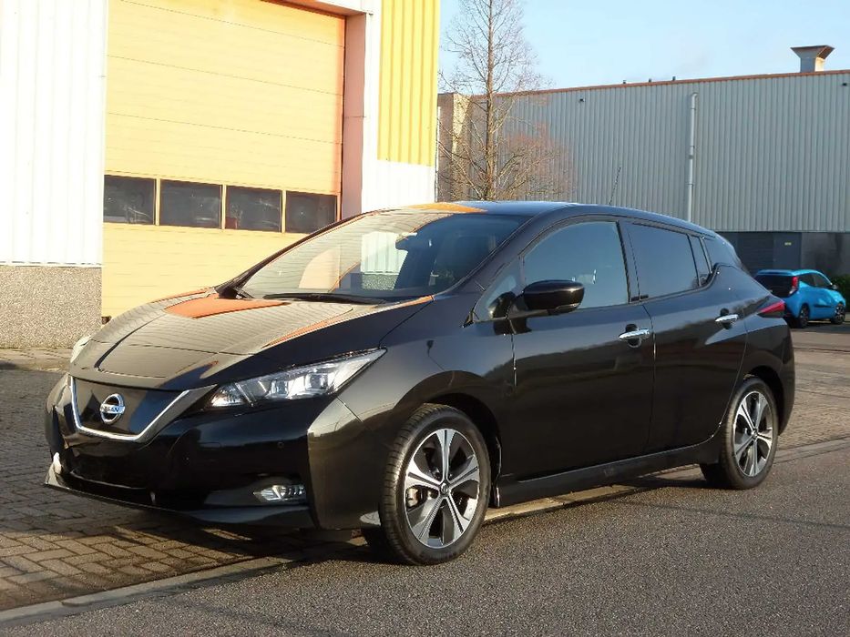 Nissan LEAF SV      2018