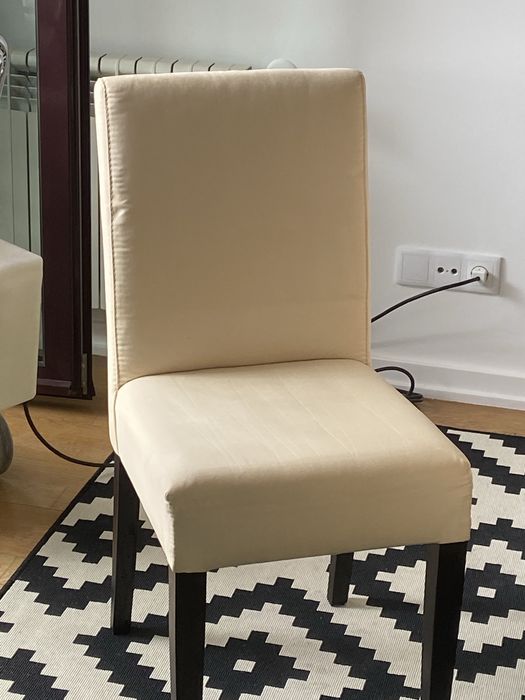 Mesa extensível castanha escura Interdesign  com 8 cadeiras cremes de pele pêssego.