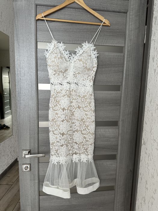 Біла кружевна сукня р.S