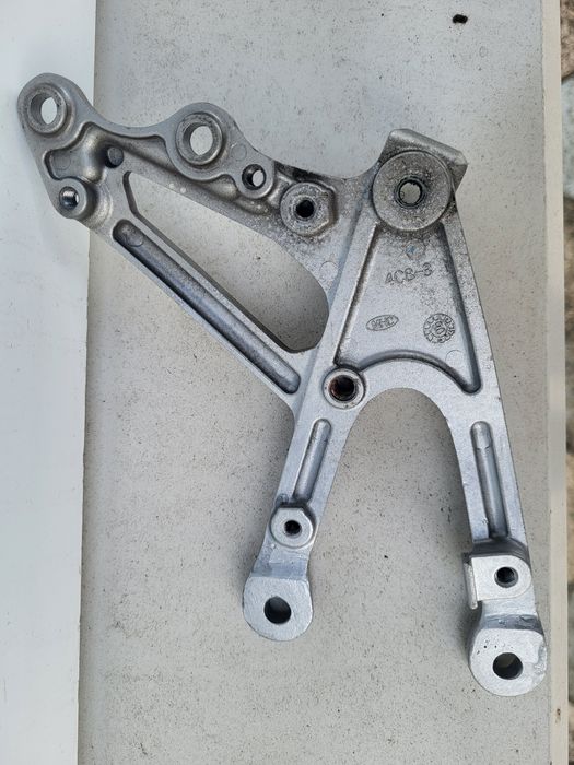 Кронштейн підніжки передній правий Ямаха R1 2007-08р.в. YAMAHA  4C8-27