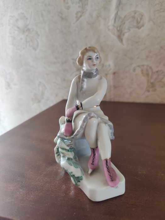 Фарфоровая статуэтка