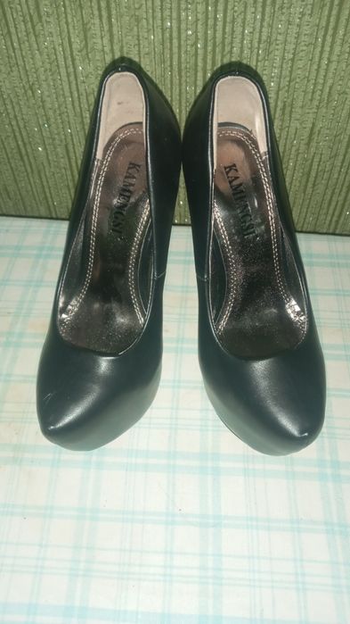 Женские модные туфли.